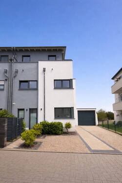 Hausfront - 7 Zimmer Doppelhaushälfte in Bonn