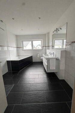 Duschbad mit Badewanne, 1. OG - 