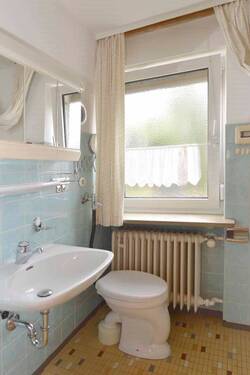 Tageslichtbad im Obergeschoss (Waschbecken / WC) - 