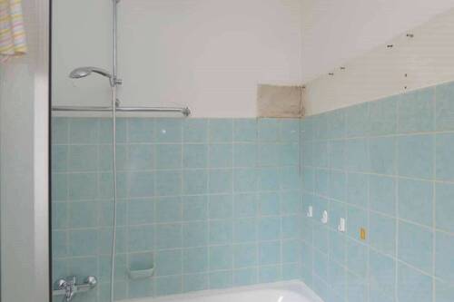 Tageslichtbad im Obergeschoss (Badewanne mit Duschabtrennung) - 