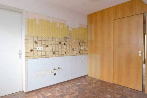 Küche im Erdgeschoss - Schiebetür Richtung Flur - Tür links Eingang Esszimmer - 