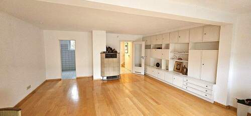 Wohnzimmer mit Blick zum Essbereich und dahinter liegender Küche - 3 Zimmer Reihenmittelhaus in Hannover