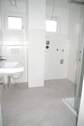 Bad mit Dusche und Waschmaschinenstellplatz - 