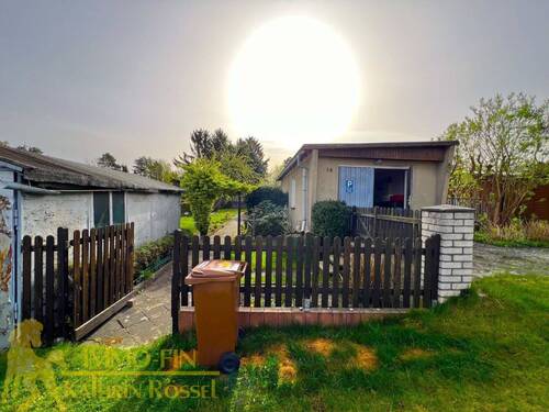 Ansicht von vorn auf die Garage - Müll wird auch abgeholt :-) - Grundstück in Weißwasser zum Kaufen