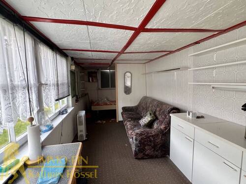 Innenraum der Gartenlaube mit Schlafgelegenheit - 