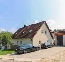 Zweifamilienhaus mit Einliegerwohnung, Gewerbehalle, Garagen, Werkstatt und Garten in ruhiger Lage - Duggendorf Wischenhofen