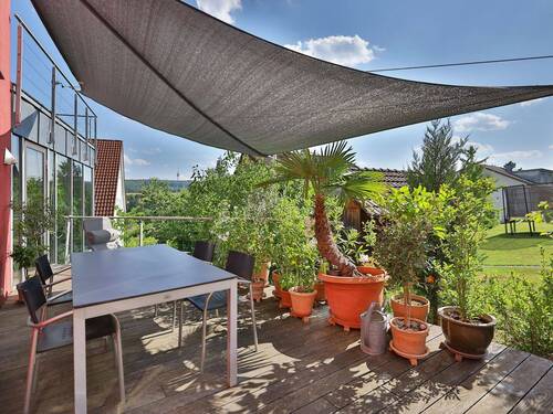 Sonnige Terrasse mit Blick ins Grüne - 