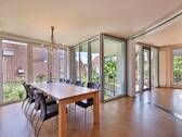 Lichtdurchfluteter Wohn-/Essbereich mit Wintergarten - 7 Zimmer Einfamilienhaus in Waldenbuch
