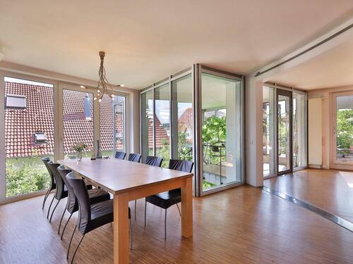 Lichtdurchfluteter Wohn-/Essbereich mit Wintergarten - 7 Zimmer Einfamilienhaus in Waldenbuch