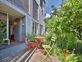 Weitere Terrasse mit kleinem Teich und Blumenbeet - 