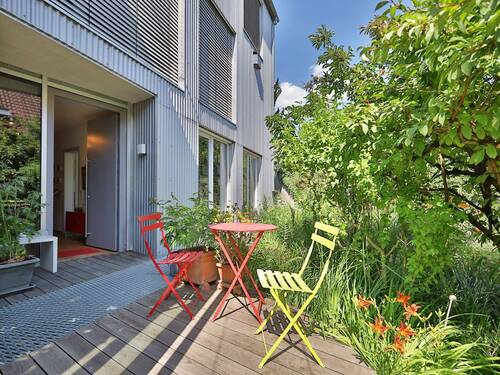 Weitere Terrasse mit kleinem Teich und Blumenbeet - 
