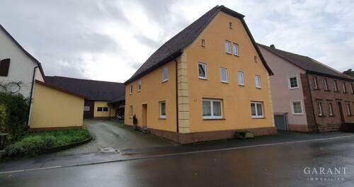 Außenansicht - Einfamilienhaus mit schönem Hof und großem Gartenbereich