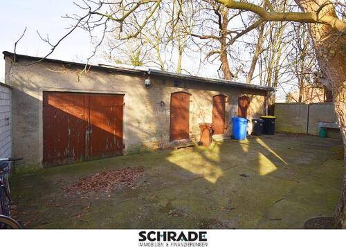 Massives Garagengebäude mit Lagerräumen - 7 Zimmer Mehrfamilienhaus, Wohnhaus in Goldbeck