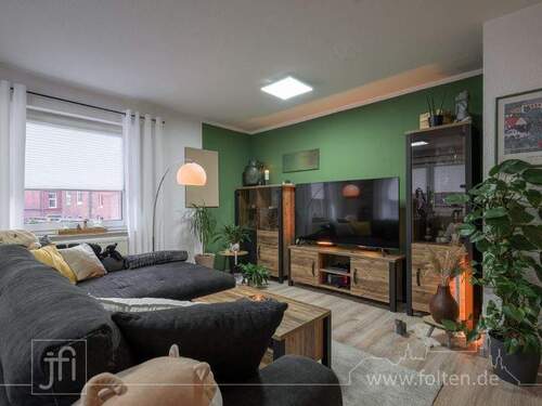 großzügiges Wohn- und Esszimmer - 2 Zimmer Etagenwohnung in Leer