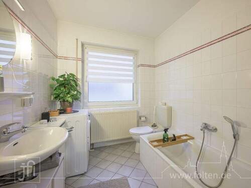 zeitloses Bad mit Badewanne und Dusche - 