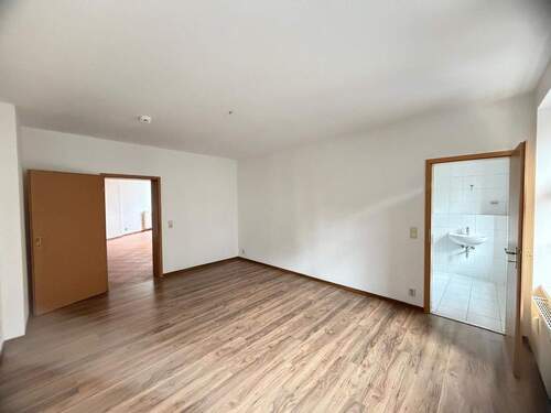 Leerer Raum mit Parkettboden - 