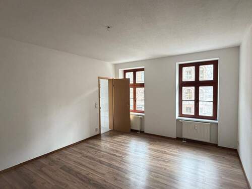 Leeres Zimmer mit Holzboden - 