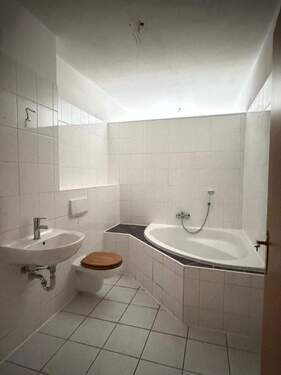 Helles Badezimmer mit Wanne - 