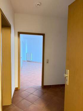 Flur mit offener Tür - 