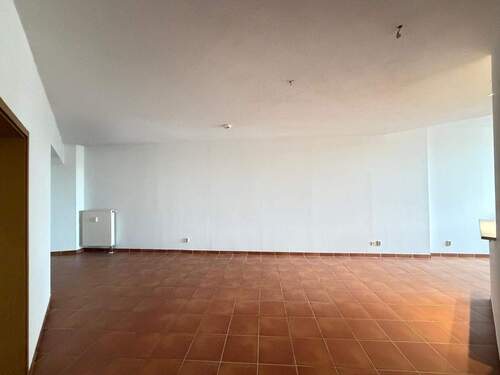 Leerer Raum mit Fliesenboden - Etagenwohnung mit 110,00 m&sup2; in Görlitz zur Miete