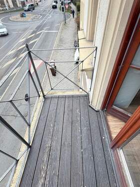 Kleiner Balkon mit Geländer - 