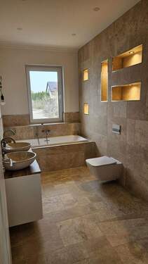 Bild 1 - Hochwertiger Neubau-Bungalow, Erstbezug, Badezimmer mit Natursteinfliesen, Einbauküche in Zossen