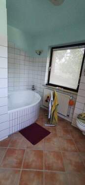 ... mit Eckbadewanne - 
