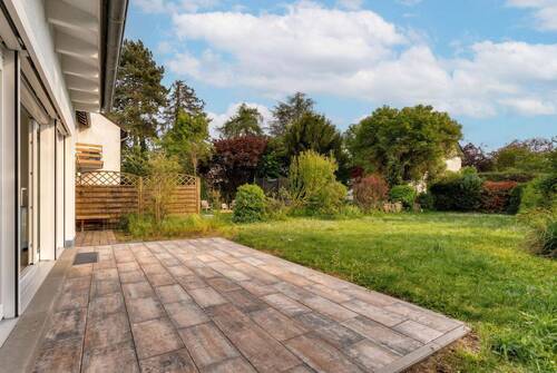Sonnige Terrasse, großer Garten - 