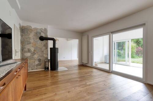 Heller Wohn-Essbereich mit Kamin - 
