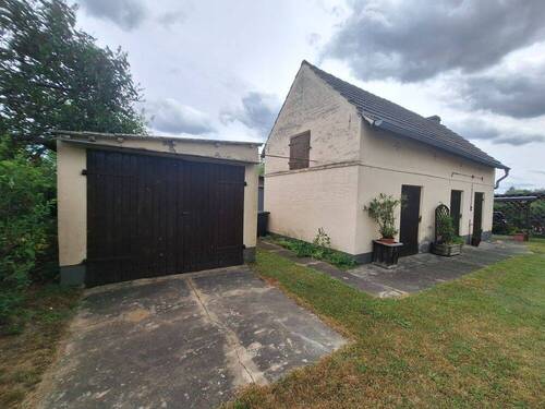 Garage und Nebengebäude - 