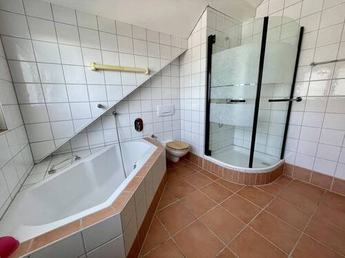 Bad mit moderner Eckbadewanne - 