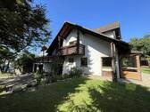 Eingangsbereich mit Doppelgarage und Garten. - 7 Zimmer Mehrfamilienhaus, Wohnhaus zum Kaufen in Hohberg