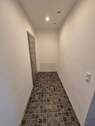 EG: Flur zur Küche und Schlafzimmer - 