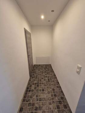 EG: Flur zur Küche und Schlafzimmer - 