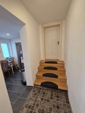 EG: Flur zur Küche und Schlafzimmer - 