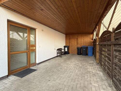 Eingangsbereich und Carport - 