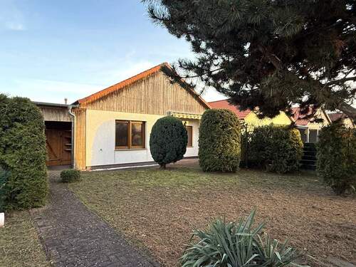 Objektrückseite mit Gartengrundstück - 