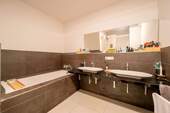 geräumiges Badezimmer mit Badewanne - 