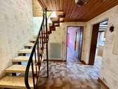 Treppenaufgang und Flurbereich - 6 Zimmer Einfamilienhaus zum Kaufen in Weisweil