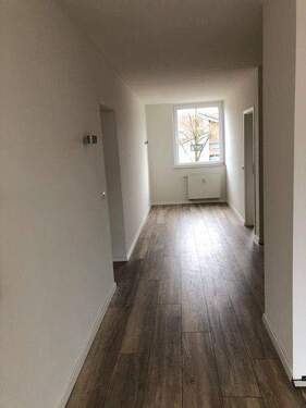 Blick vom Wohnzimmer Richtung Küche und Eingangsbereich - 