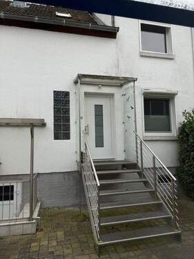 Eingang Doppelhaushälfte - Voll unterkellerte, gepflegte DHH auf Eigentumsgrundstück, mit Garten und 2 Wohnungen inkl. 2 Einstellplätze in ruhiger Lage zu verkaufen