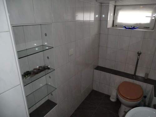 DH: nochm. Party-Raum-Kellertoilette.JPG - 