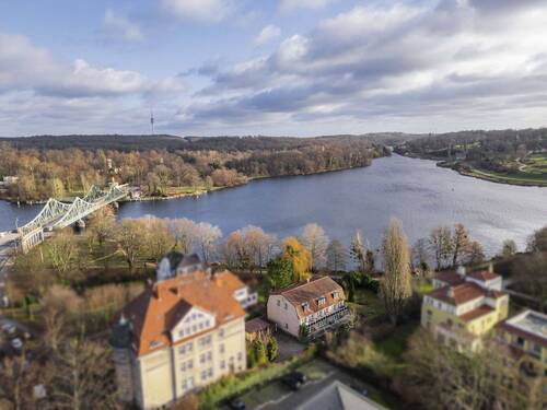 Blick auf die Glienicker Lake - Mehrfamilienhaus, Wohnhaus mit 598,60 m² in Potsdam zum Kaufen