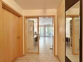 Flur mit Einbaukleiderschrank - 
