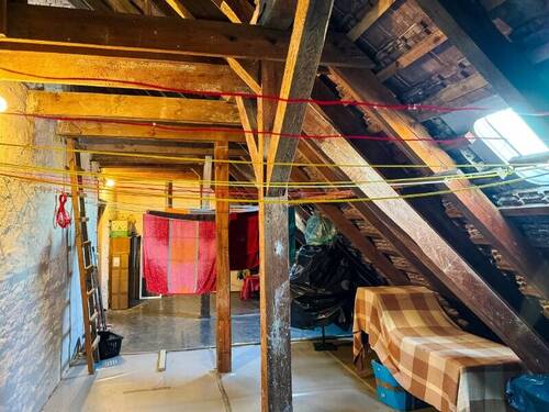 Haus links Wäscheboden im DG - 