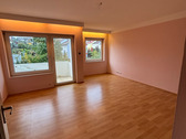 Wohnzimmer mit Zugang zu Balkon - 3 Zimmer Etagenwohnung in Kitzingen