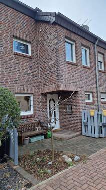 Außenansicht Straßenseite - Geräumiges Reihenmittelhaus in guter, ruhiger Wohnlage von Duisburg-Rumeln