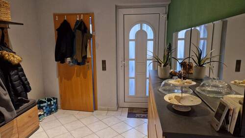 Eingangsbereich / Diele - 4 Zimmer Mehrfamilienhaus, Wohnhaus zur Miete in Duisburg