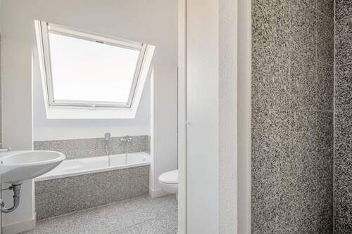 Tagesbelichtetes Bad mit Wanne und Dusche - 
