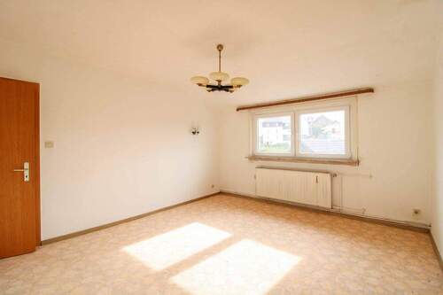 Schlafzimmer - 8 Zimmer Einfamilienhaus zum Kaufen in Bad Endbach